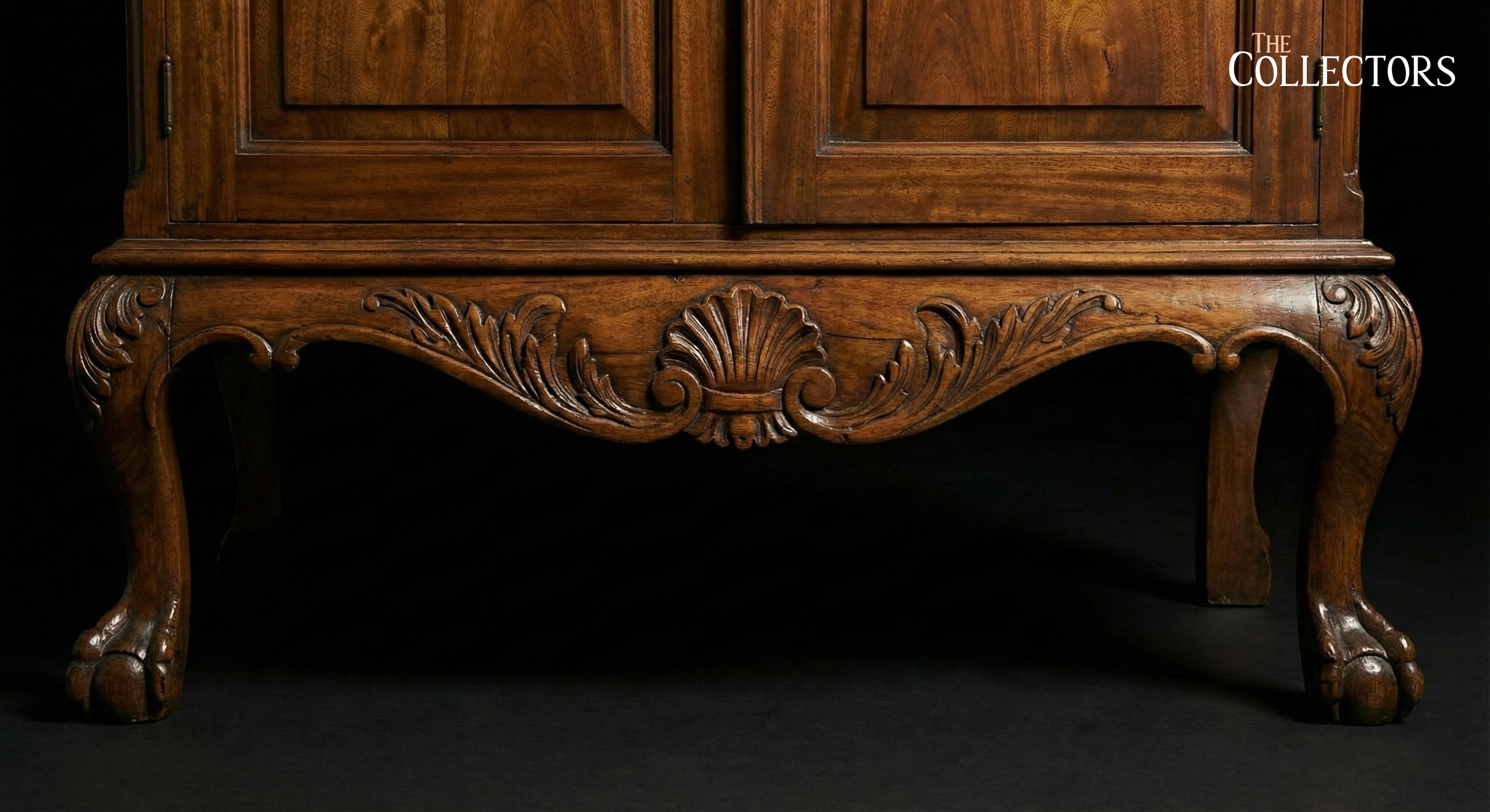 The Rocaille Crest Cabinet of the Île Saint-Louis — image 4